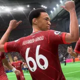 Piłkarze Liverpoolu świętują bramkę w grze FIFA 22. Alexander-Arnold z numerem 66 na plecach cieszy się z kolegami.