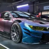Zmodyfikowany BMW i8 w garażu, gotowy do wyścigów w NFS Heat. Możliwość gry cross-play sprawia, że rywalizacja jest jeszcze bardziej ekscytująca!