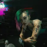 Dziewczyna z kolorowymi włosami i tatuażami w klimacie cyberpunk 1.61, siedzi w mrocznym pomieszczeniu z neonowym napisem "Lizzie's Bar".