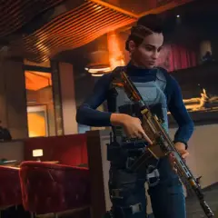 Kobieta z karabinem w ręku, gotowa do akcji w grze Warzone 2. W tle bar i czerwone fotele.