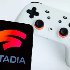 Smartfon z logo Google Stadia obok białego kontrolera. Gotowy do gry!