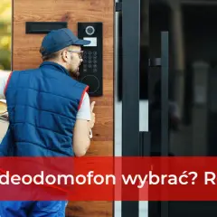 Kurier z paczką przy nowoczesnym domofonie. Jaki domofon do furtki wybrać, by zapewnić bezpieczeństwo i wygodę?