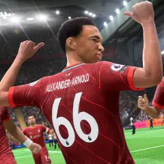 Piłkarze Liverpoolu świętują bramkę w grze FIFA 22. Alexander-Arnold z numerem 66 na plecach cieszy się z kolegami.