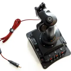 Czarny joystick Ravcore Javelin z czerwonym, plecionym kablem USB, gotowy do lotu.
