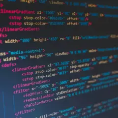 Kod SVG z definicjami gradientów i filtrów. Choć nie widać tu bezpośrednio, jak pogrubić tekst w HTML, kod ten pokazuje strukturę i atrybuty, które można by zastosować do stylizacji.