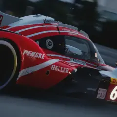 Wyścigówka z numerem 6 na torze, z logotypami Penske i DHL. Nowa aktualizacja Gran Turismo 7 przynosi emocje!
