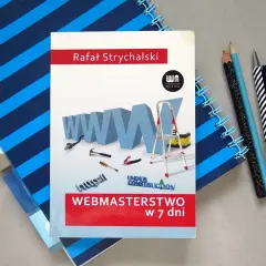 Książka "Webmasterstwo w 7 dni" Rafała Strychalskiego, która pokazuje, jak zrobić dobrą stronę html. Narzędzia i notatniki obok.