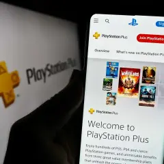 Telefon wyświetla stronę PlayStation Plus z grami. Odkryj setki **playstation extra gry** i ciesz się unikalnymi korzyściami.