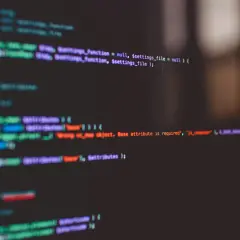 Fragment kodu z kolorowym podświetleniem, pokazujący jak podłączyć CSS do HTML. Widoczne fragmenty kodu PHP i JavaScript.
