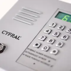 Panel domofonu Cyfral z klawiaturą numeryczną i wyświetlaczem. Instrukcja podpowiada, jak wyłączyć domofon, wybierając numer mieszkania i potwierdzając go.