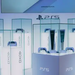 Konsola PS5 i kontrolery w gablotach, gotowe do płynnej rozgrywki w gry PS5 120Hz.