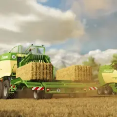 Traktor z przyczepą prasuje słomę. Wirtualni gracze mogą cieszyć się wspólną rozgrywką dzięki farming simulator 22 crossplay.