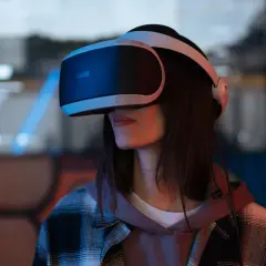 Kobieta w goglach VR, zastanawia się jakie gogle VR do telefonu wybrać, by zanurzyć się w wirtualnym świecie.