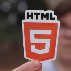 Naklejka z logo HTML5, symbolizująca podstawy, jak tworzyć strony internetowe html.