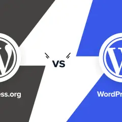 Porównanie WordPress.org i WordPress.com. Dwa logotypy WordPress z napisami.