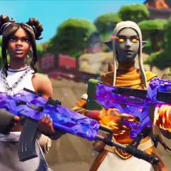 Dwie postacie z gry Fortnite sezon 8 z fioletowymi, kryształowymi broniami. Jedna ma ciemną skórę i włosy upięte w dwa kucyki, druga jest elfem z płonącymi oczami.