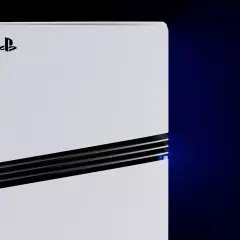 Biała konsola PlayStation 5 leży poziomo, z niebieskim światłem emanującym z bocznego otworu wentylacyjnego.