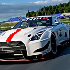 Wyścigowy Nissan GT-R Nismo na torze, porównanie Gran Turismo 7 PS4 vs PS5.