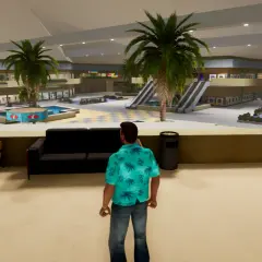 Gracz w GTA Vice City na PS5 w centrum handlowym, otoczony palmami i sklepami.