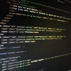 Kod HTML na ekranie. Czy HTML to język programowania? To pytanie nurtuje wielu.