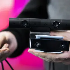 Dwie kamery PlayStation VR i kable USB. Dowiedz się, jak podłączyć okulary VR do PS4.