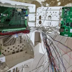 Centrala alarmowa Sateł Integra z modułem ETHM-1 Plus. Wiele przewodów, transformator. Jak wyłączyć alarm w domu? To skomplikowane.