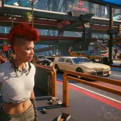 Kobieta z irokezem na tle miasta w stylu cyberpunk 2077 aktualizacja. W tle samochody i budynki.