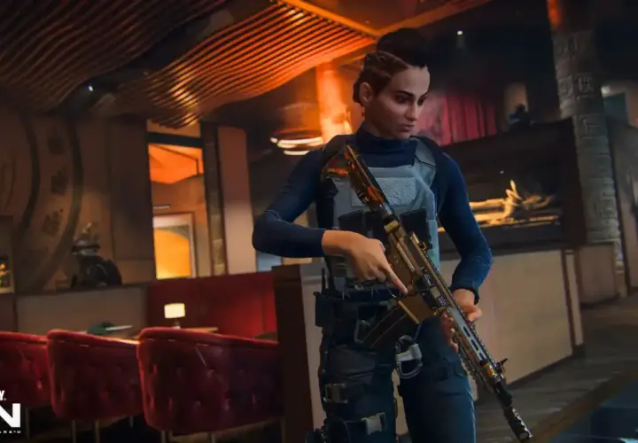 Kobieta z karabinem w ręku, gotowa do akcji w grze Warzone 2. W tle bar i czerwone fotele.
