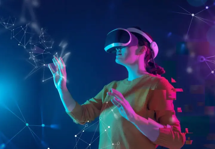 Kobieta w goglach VR dotyka wirtualnej sieci. To pokazuje, co to jest VR – immersyjne doświadczenie w cyfrowym świecie.
