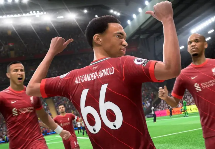 Piłkarze Liverpoolu świętują bramkę w grze FIFA 22. Alexander-Arnold z numerem 66 na plecach cieszy się z kolegami.