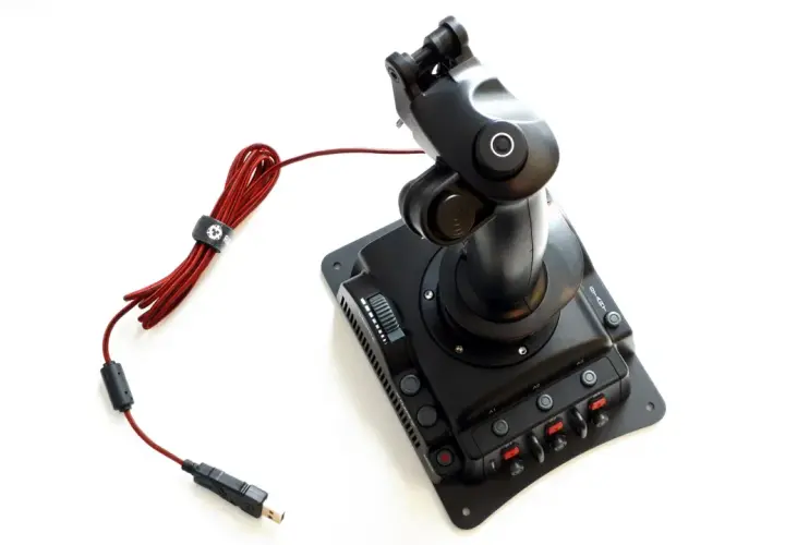 Czarny joystick Ravcore Javelin z czerwonym, plecionym kablem USB, gotowy do lotu.