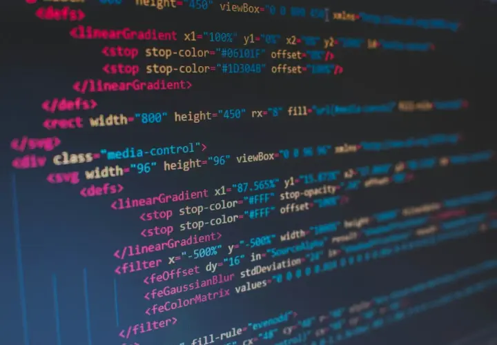 Kod SVG z definicjami gradientów i filtrów. Choć nie widać tu bezpośrednio, jak pogrubić tekst w HTML, kod ten pokazuje strukturę i atrybuty, które można by zastosować do stylizacji.