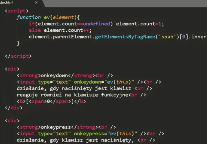 Kod JavaScript w pliku index.html obsługuje zdarzenia klawiatury, pokazując, jak html ile gelişmiş web işlemleri są realizowane.