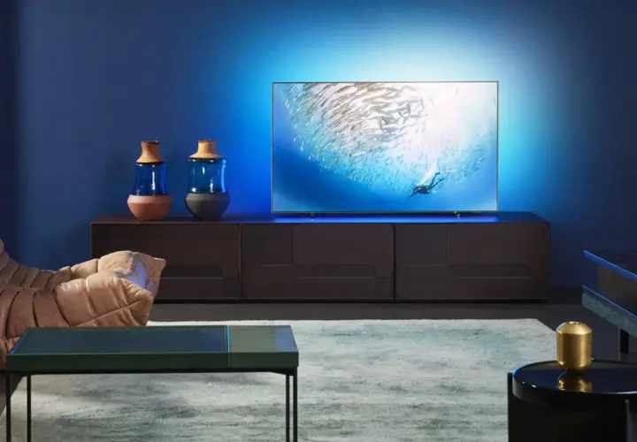 Nowoczesny salon z telewizorem wyświetlającym podwodny świat. To pokazuje, co to jest sztuczna inteligencja w telewizorze – inteligentne dopasowanie obrazu do otoczenia.