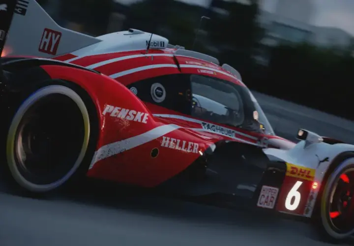 Wyścigówka z numerem 6 na torze, z logotypami Penske i DHL. Nowa aktualizacja Gran Turismo 7 przynosi emocje!
