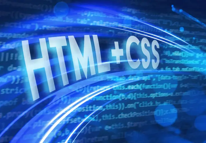 Białe napisy "HTML + CSS" na tle niebieskiego kodu. Pokazuje, jak połączyć html ile css, tworząc strony internetowe.