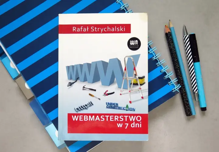 Książka "Webmasterstwo w 7 dni" Rafała Strychalskiego, która pokazuje, jak zrobić dobrą stronę html. Narzędzia i notatniki obok.
