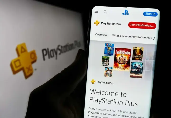 Telefon wyświetla stronę PlayStation Plus z grami. Odkryj setki **playstation extra gry** i ciesz się unikalnymi korzyściami.