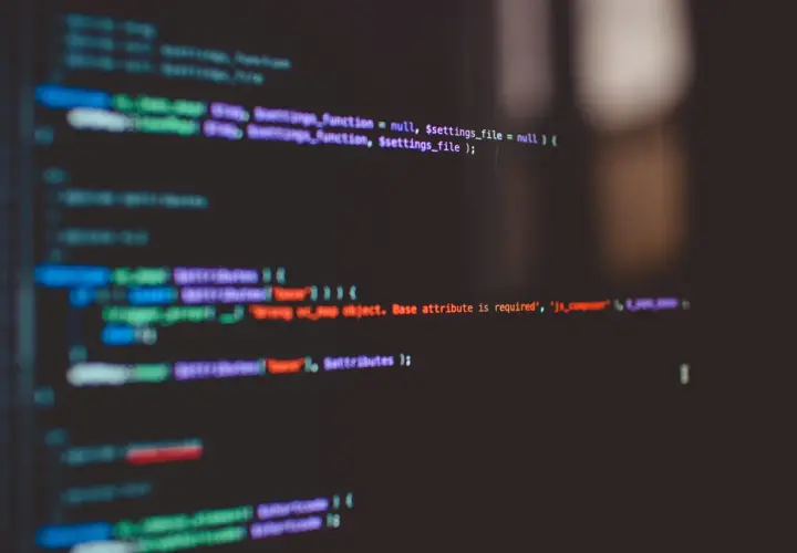 Fragment kodu z kolorowym podświetleniem, pokazujący jak podłączyć CSS do HTML. Widoczne fragmenty kodu PHP i JavaScript.