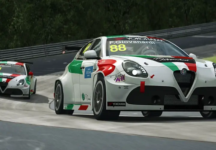 Dwa samochody wyścigowe Alfa Romeo ścigają się na torze. Idealne dla fanów darmowe gry wyścigowe Steam.