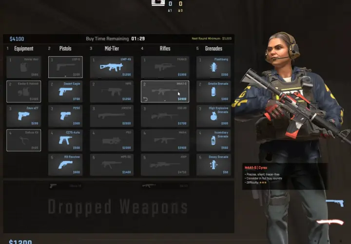 Gracz przygotowuje się do rundy w CS:GO, przeglądając opcje broni i wyposażenia. Czas na update!