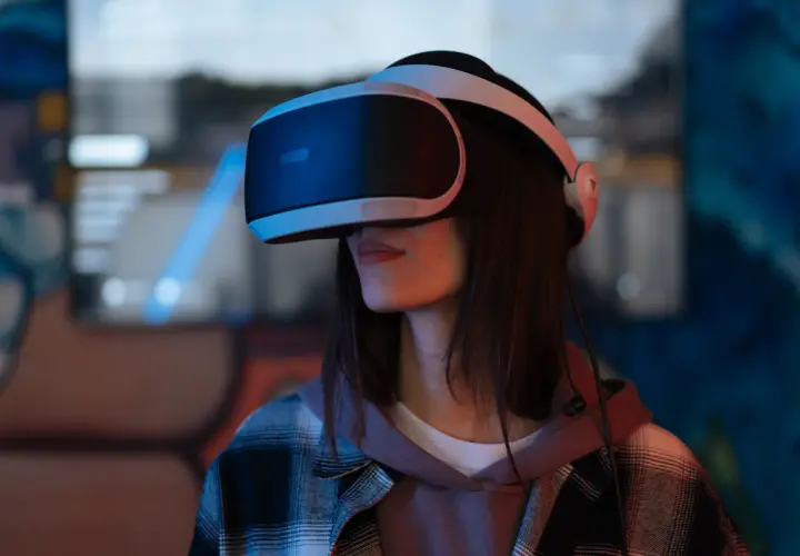 Kobieta w goglach VR, zastanawia się jakie gogle VR do telefonu wybrać, by zanurzyć się w wirtualnym świecie.