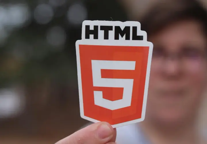 Naklejka z logo HTML5, symbolizująca podstawy, jak tworzyć strony internetowe html.