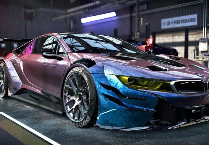 Zmodyfikowany BMW i8 w garażu, gotowy do wyścigów w NFS Heat. Możliwość gry cross-play sprawia, że rywalizacja jest jeszcze bardziej ekscytująca!