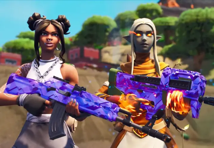 Dwie postacie z gry Fortnite sezon 8 z fioletowymi, kryształowymi broniami. Jedna ma ciemną skórę i włosy upięte w dwa kucyki, druga jest elfem z płonącymi oczami.