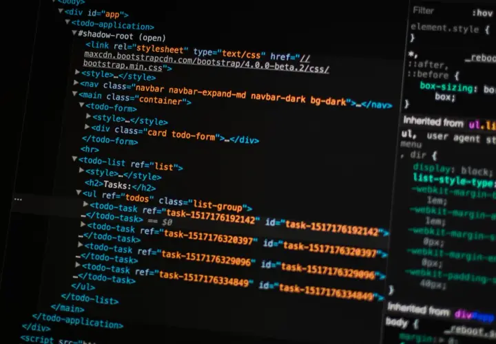 Kod HTML i CSS na ekranie komputera. Pokazuje fragmenty kodu, które można wykorzystać, aby nauczyć się, jak zrobić stronę HTML w notatniku.