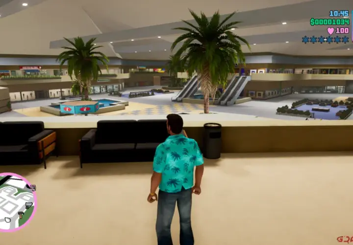 Gracz w GTA Vice City na PS5 w centrum handlowym, otoczony palmami i sklepami.
