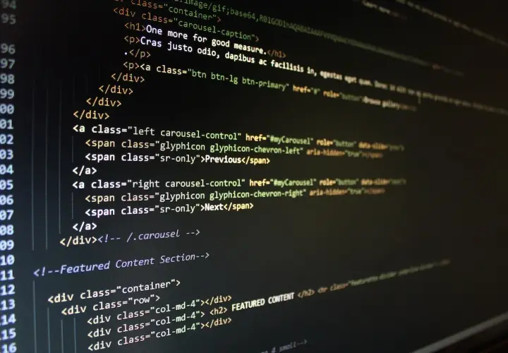 Kod HTML na ekranie. Czy HTML to język programowania? To pytanie nurtuje wielu.