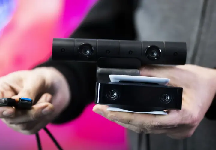 Dwie kamery PlayStation VR i kable USB. Dowiedz się, jak podłączyć okulary VR do PS4.