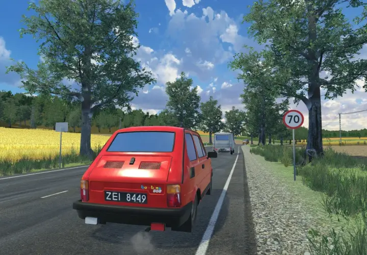 Czerwony Fiat 126p jedzie drogą w letni dzień. To widok z gry, gdzie można poczuć klimat podróży.